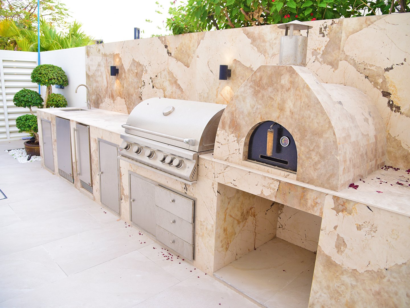 Transform Your Backyard with a Low-Maintenance Outdoor Kitchen - Style Meets Simplicity